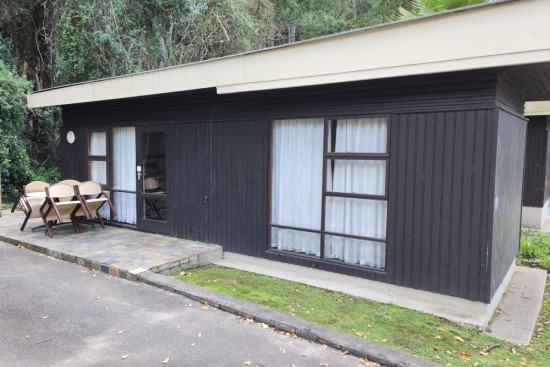 Plettenberg, A Forever Resort: 4-Sleeper Timber Chalet. No river view. 1 bedroom (1 double bed & Sleeper Couch for kids)