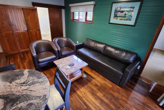 Plettenberg, A Forever Resort: 4-Sleeper Timber Chalet. No river view. 1 bedroom (1 double bed & Sleeper Couch for kids)