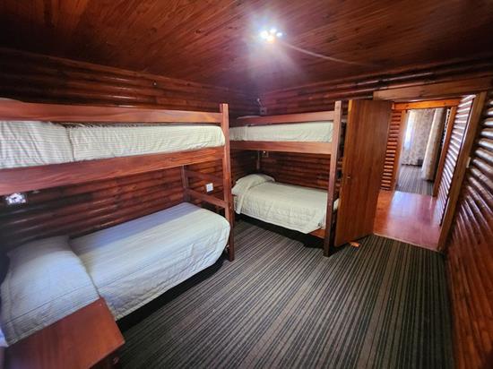 Plettenberg, A Forever Resort: 6-Sleeper Log Cabin. With river view. 2 bedrooms (1 queen bed & 2 bunk beds)