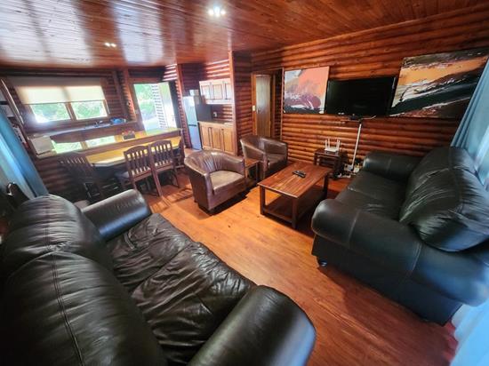 Plettenberg, A Forever Resort: 6-Sleeper Log Cabin. With river view. 2 bedrooms (1 queen bed & 2 bunk beds)