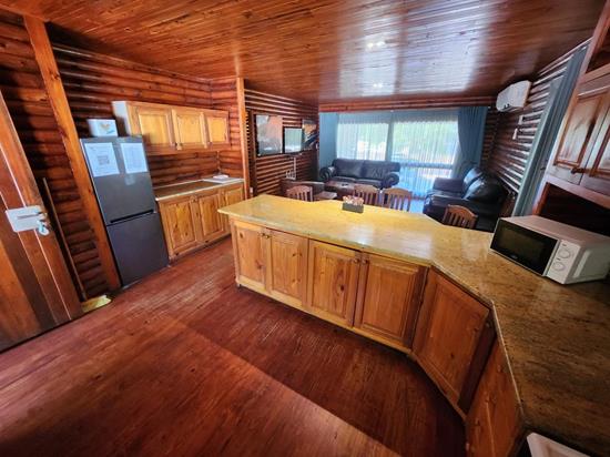 Plettenberg, A Forever Resort: 6-Sleeper Log Cabin. With river view. 2 bedrooms (1 queen bed & 2 bunk beds)