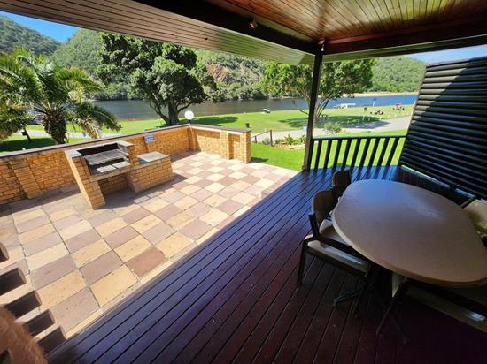 Plettenberg, A Forever Resort: 6-Sleeper Log Cabin. With river view. 2 bedrooms (1 queen bed & 2 bunk beds)